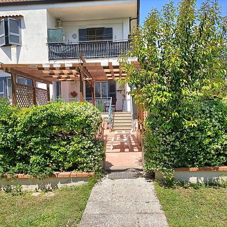 Apartamento Il Giardino Degli Ulivi Giugliano In Campania Exterior foto